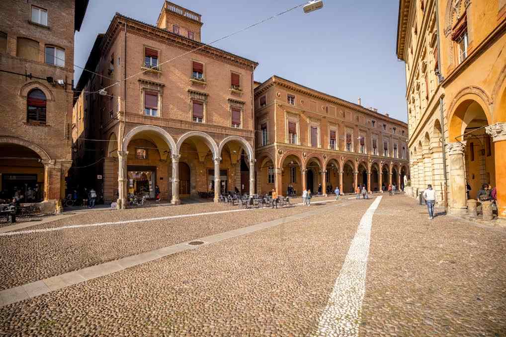 Bologna oltre le due torri: 5 esperienze autentiche da vivere con una guida locale